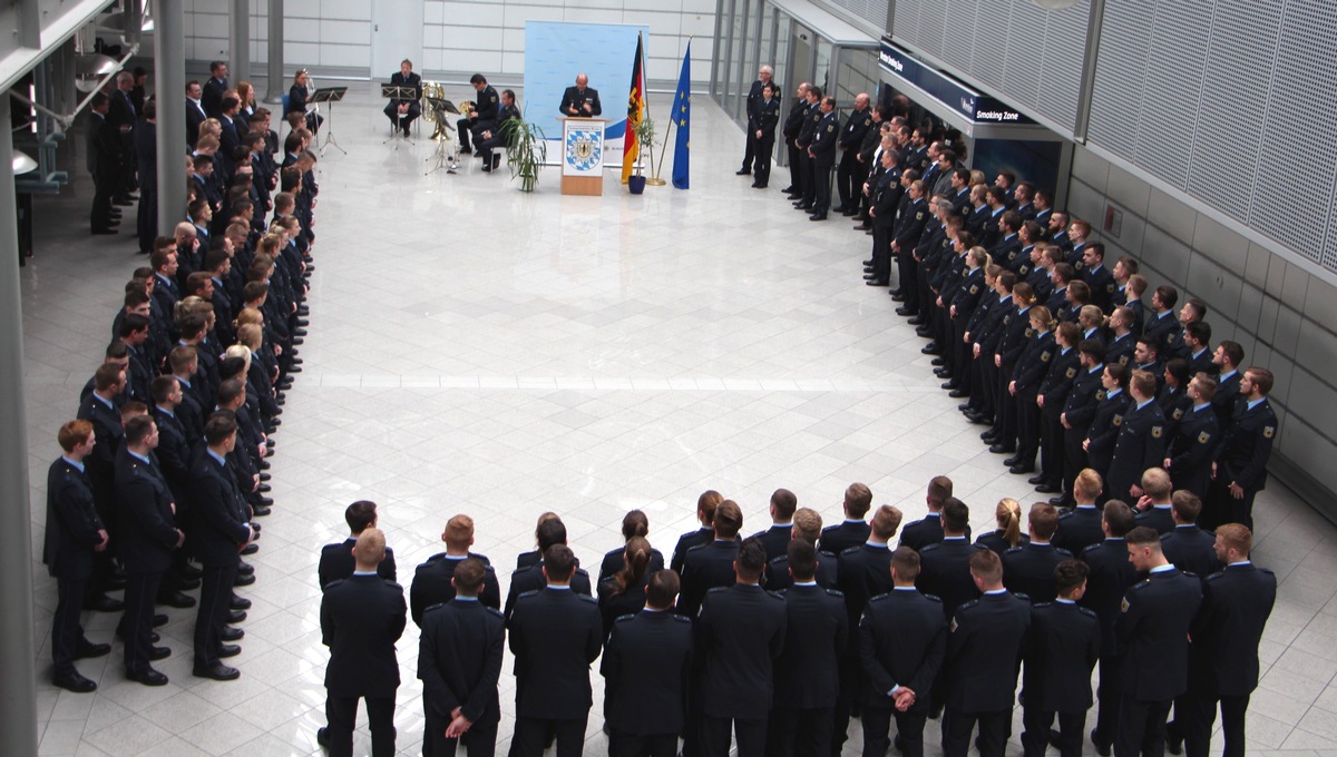 Bundespolizeidirektion München: Verstärkung für die Bundespolizei am Münchner Airport
-125 junge Bundespolizeibeamte aus ganz Deutschland und einer aus Österreich treten ihren Dienst an-