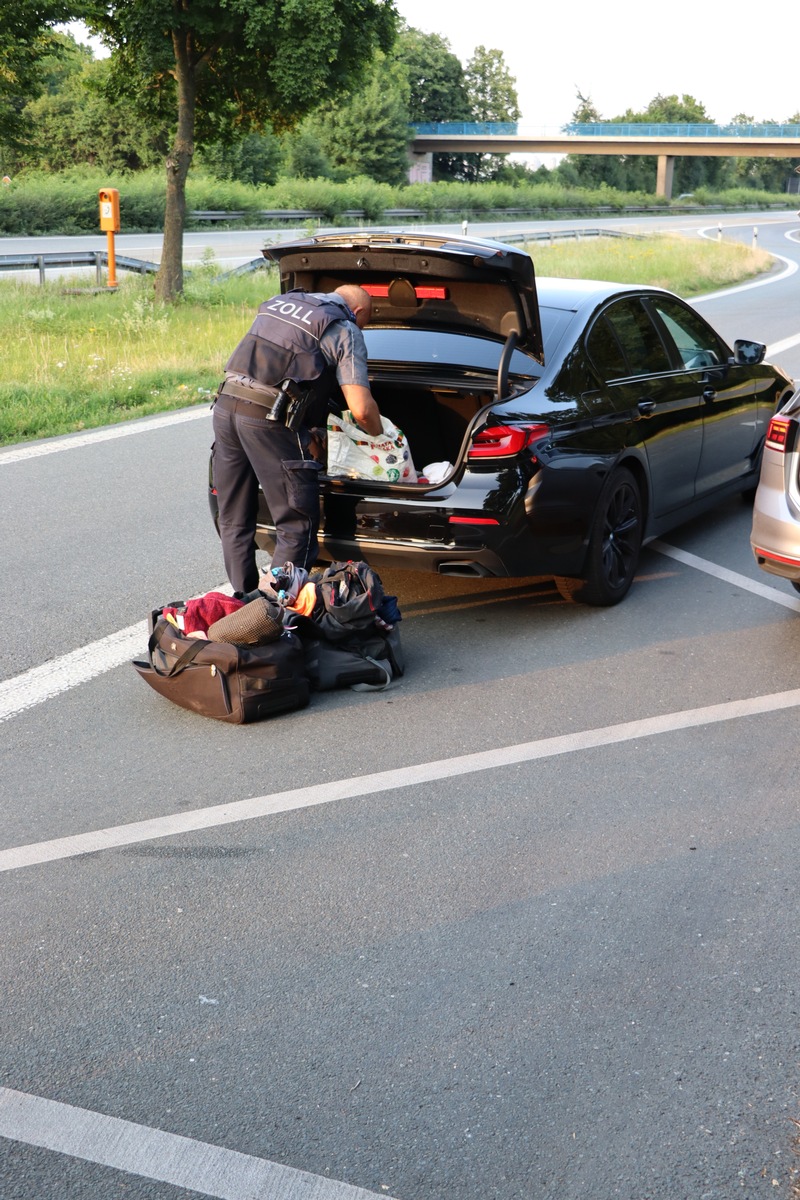 HZA-BI: Unterwegs für den Umweltschutz/Bielefelder Zoll entdeckt 40 Liter illegales Pflanzenschutzmittel bei Verkehrskontrolle auf der A2 bei Gütersloh