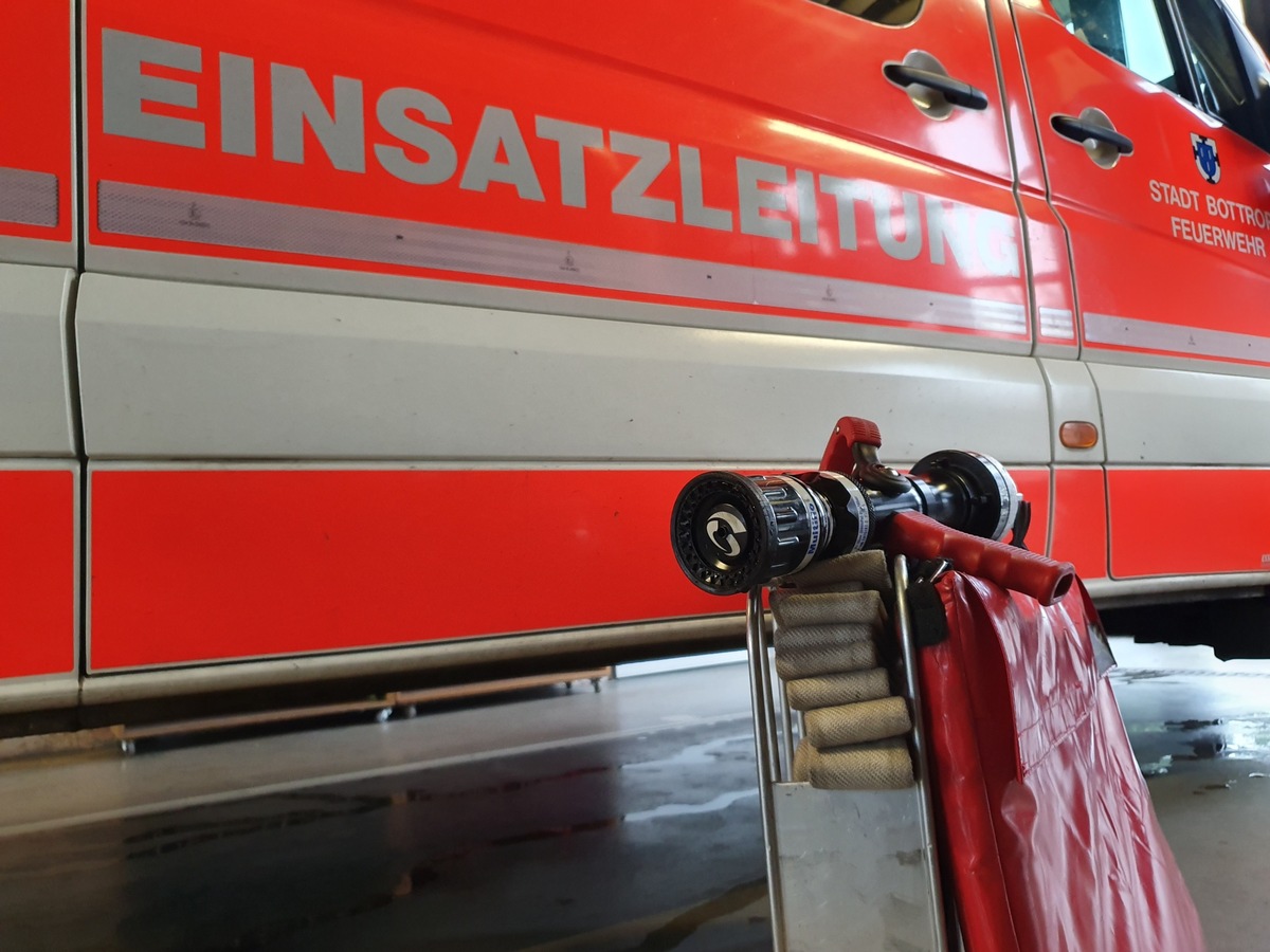 FW-BOT: Werkstattbrand in Bottrop-Batenbrock