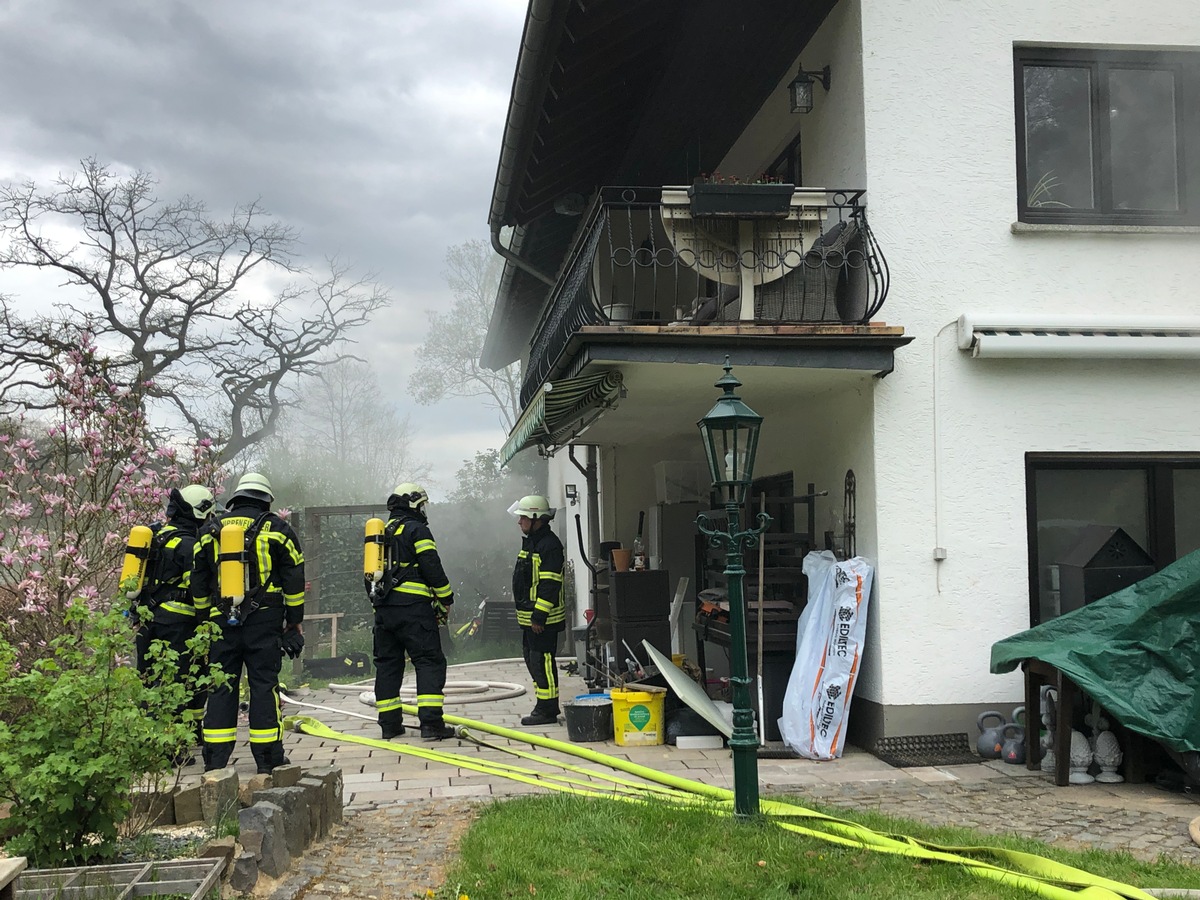 FW Hennef: B 3 Gebäude - erheblicher Sachschaden