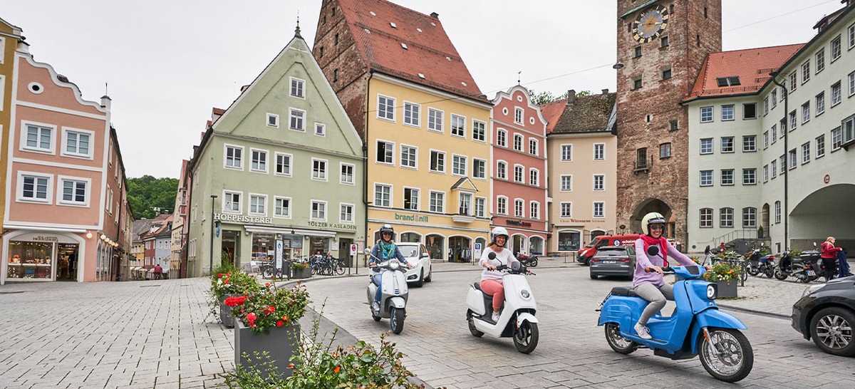 Mit Vespa, E-Roller und Co. sicher unterwegs / Egal, ob klassisch oder als E-Variante: Roller sind ideale Begleiter in der Stadt / Fahrer sollten einige Tipps beachten