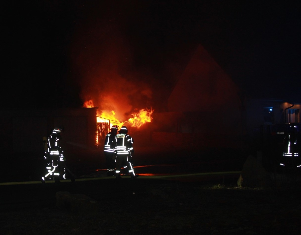 POL-HX: Brand einer Gartenlaube