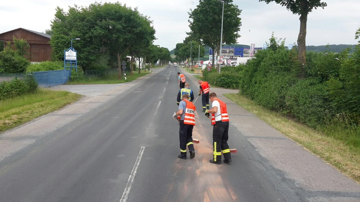 FW Lügde: Technische Hilfe: 8 KM Ölspur