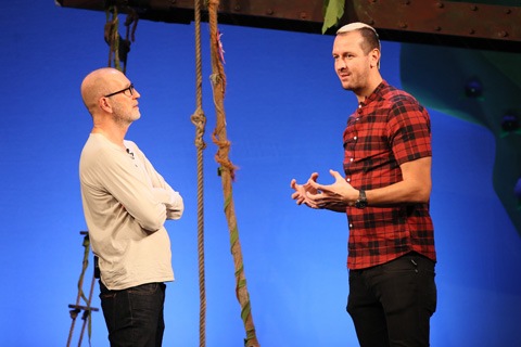 Pascal Hens und Filmpreisträger Peter Lohmeyer auf der großen Bühne im Hamburger St. Pauli Theater