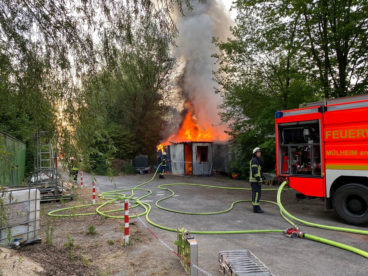 FW-MH: Brand von Überseecontainern in Mülheim-Heißen