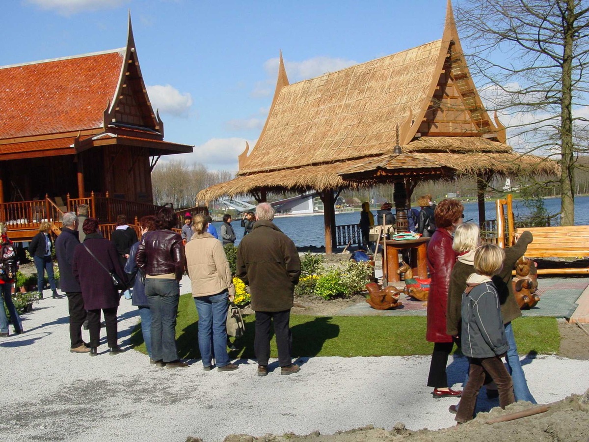 Floriade 2002: Streifzug durch exotische Gärten / Zwischen japanischem Tee und chinesischen Bonsais