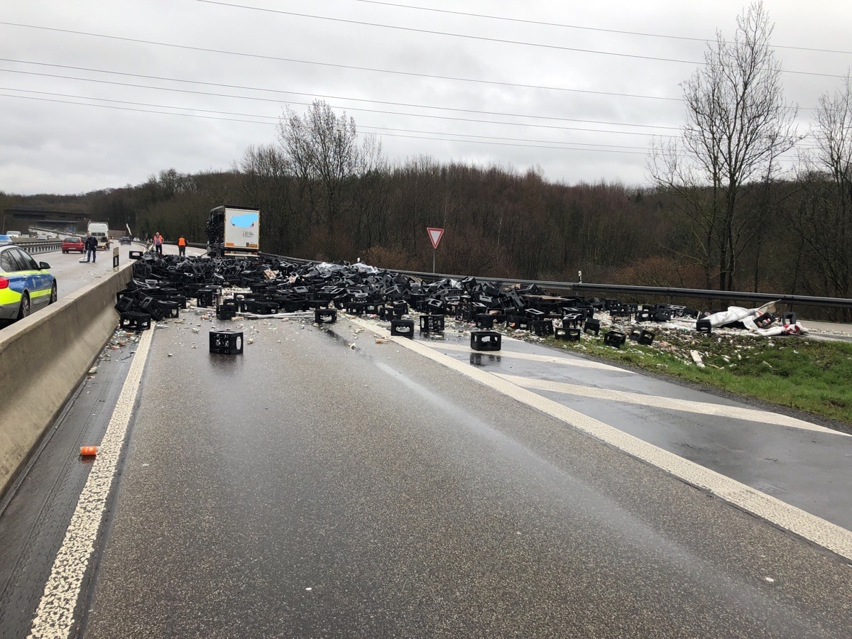 POL-DO: Lkw-Fahrer unter Einfluss von Drogen am Steuer: 800 Kisten Leergut auf Autobahn verloren