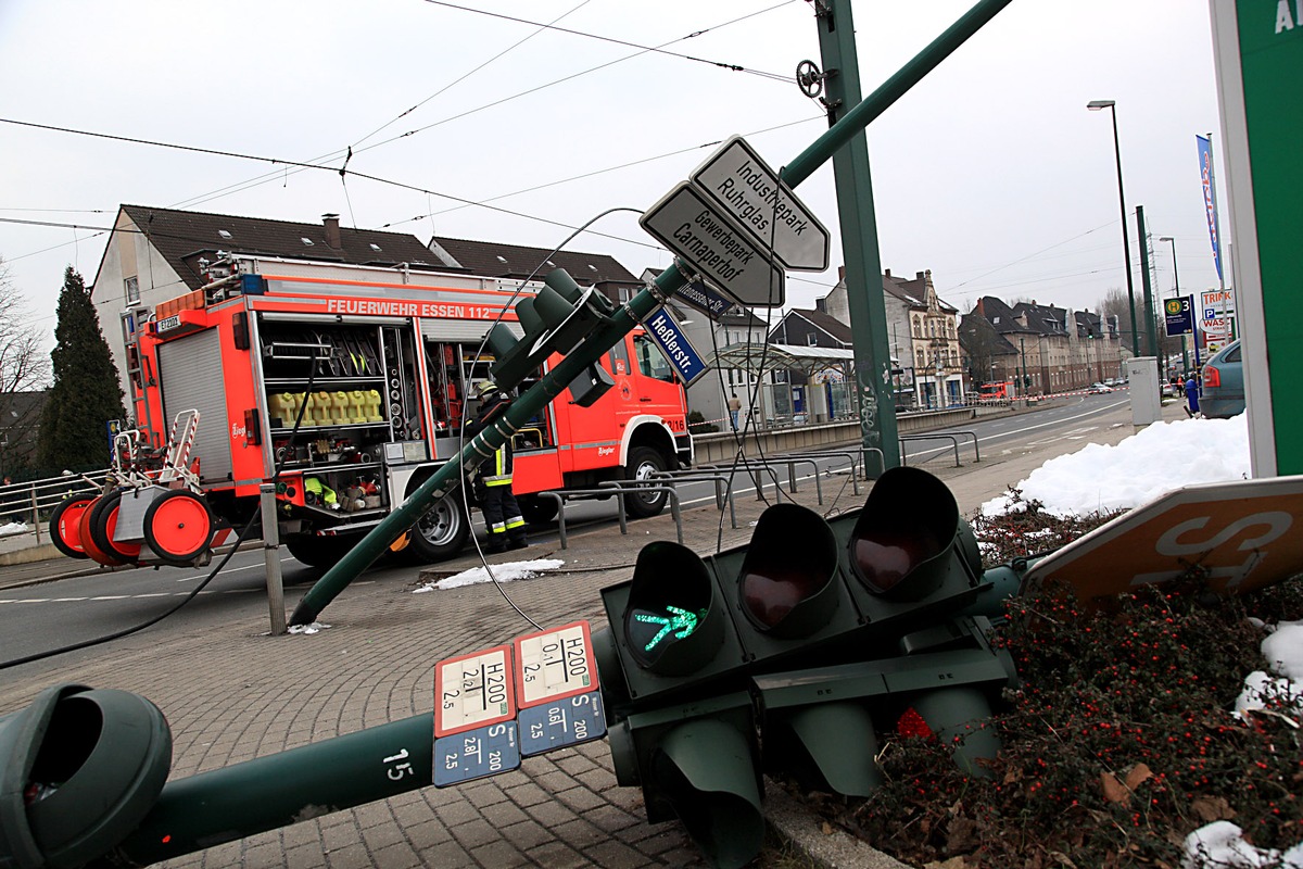 FW-E: LKW reißt Fahrdraht der EVAG herunter und kippt auf die Seite, Fahrer unverletzt