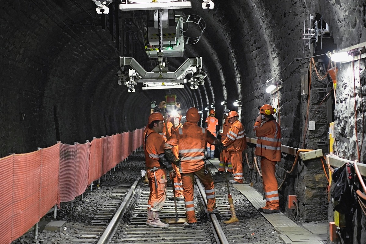 Communiqué aux médias: Après la Pentecôte, les trains navettes-autos traverseront le Lötschberg en cadence horaire