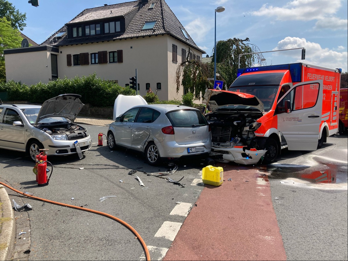 POL-ME: Rettungswagen auf Einsatzfahrt verunfallt - Velbert - 2207108