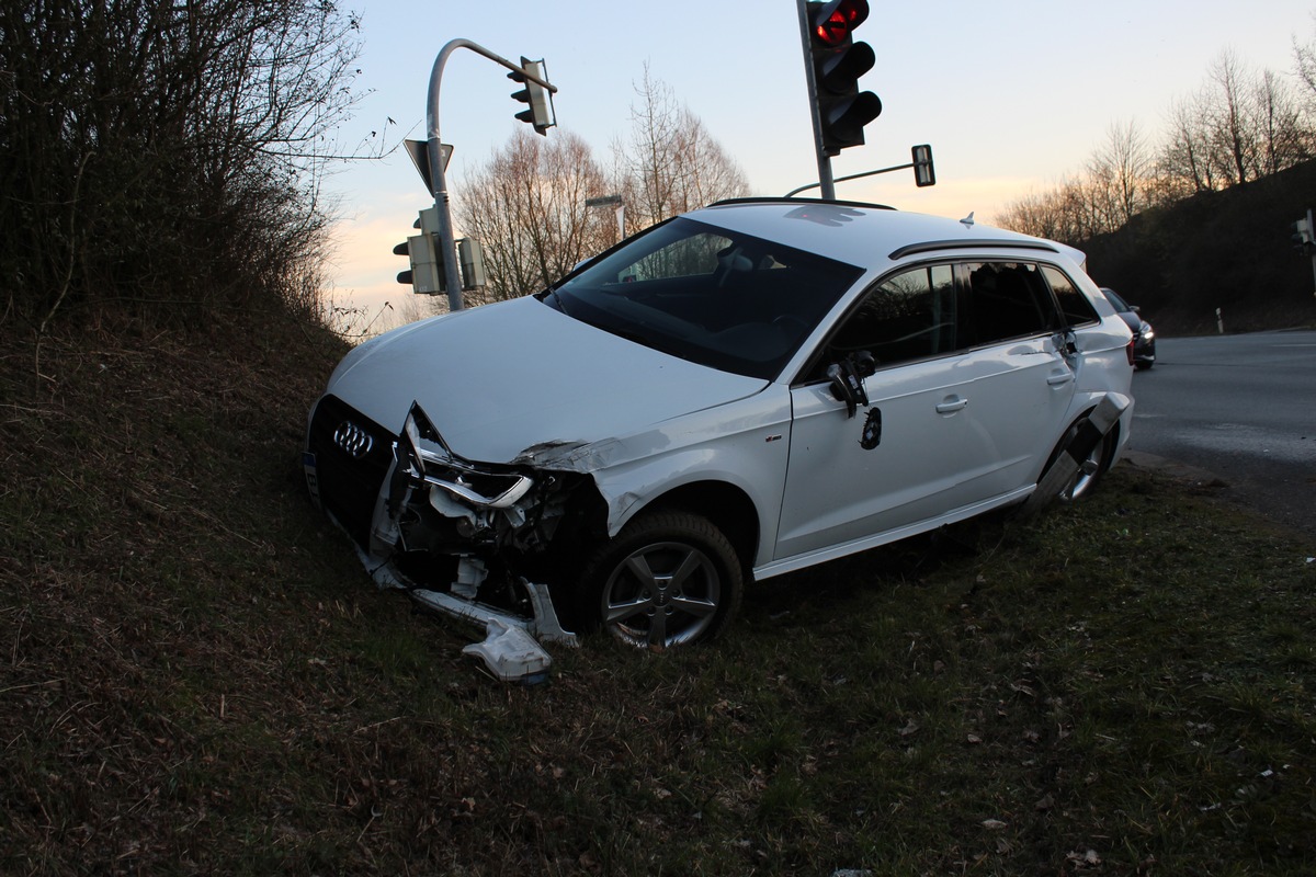 POL-BI: Klein-Lkw rammt Pkw