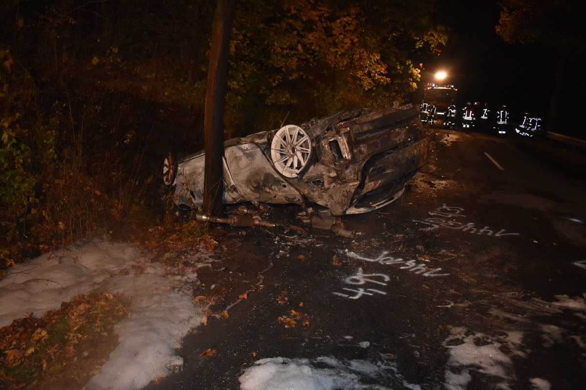 POL-HI: Schwerer Verkehrsunfall - PKW geht in Flammen auf