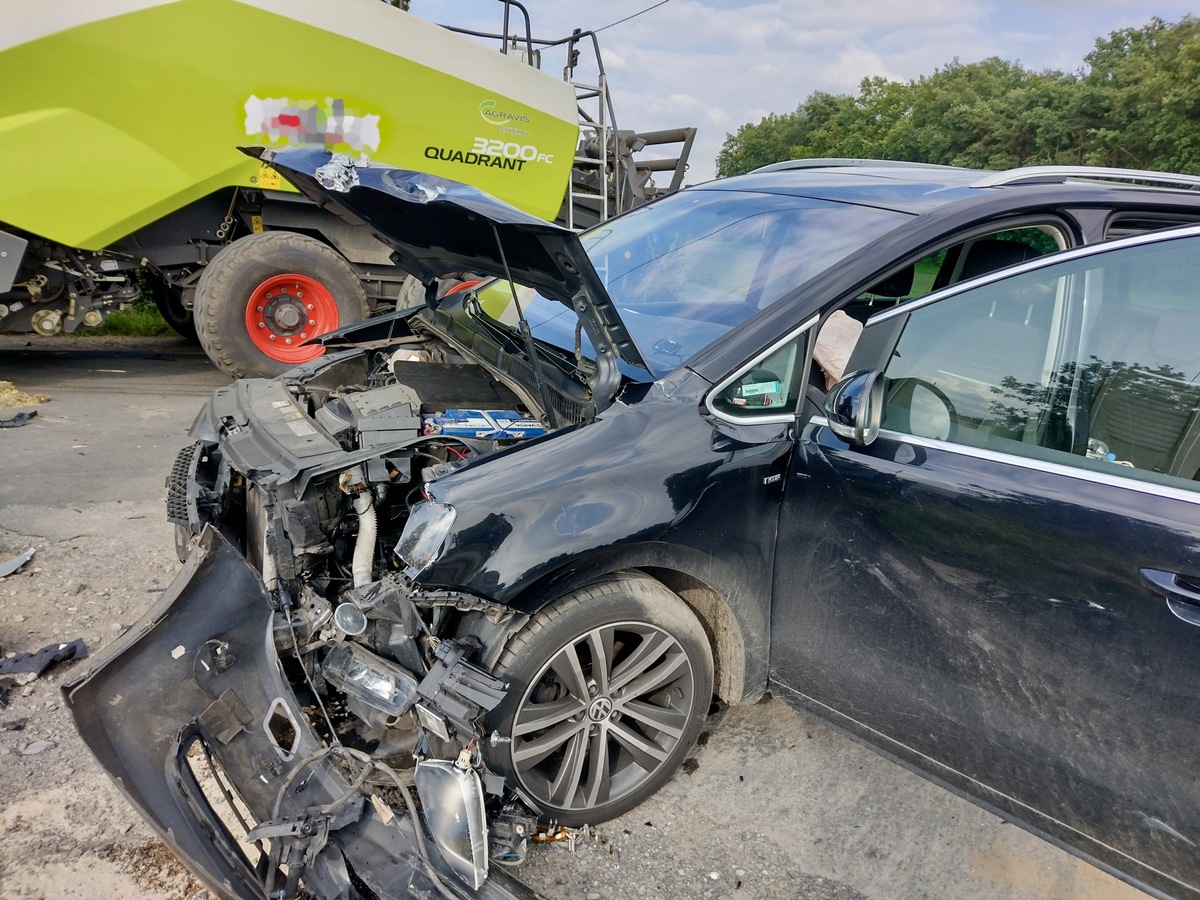 FW Hünxe: Verkehrsunfall zwischen Traktor und Pkw - Zwei Verletzte