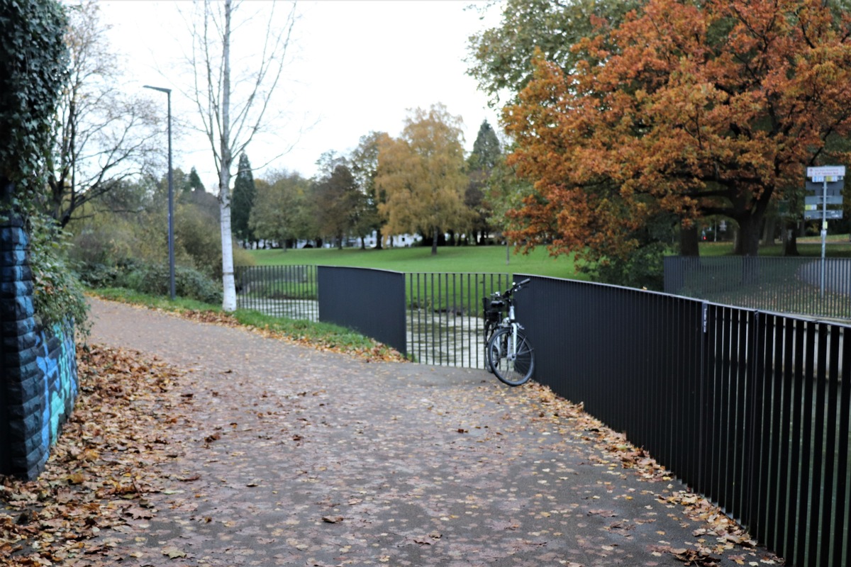 POL-PB: Vorsicht rutschiges Laub! - Radfahrerin verletzt