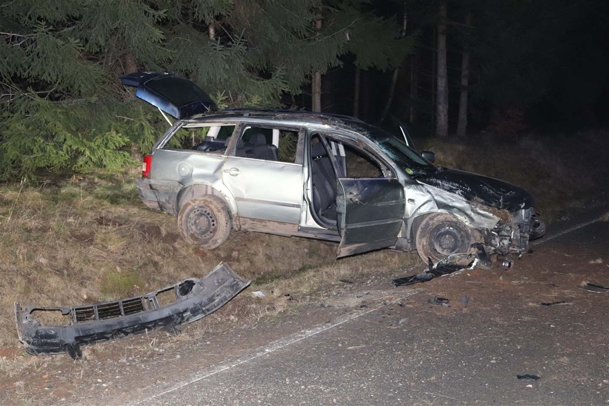 POL-HX: Pkw überschlagen: 4 Verletzte