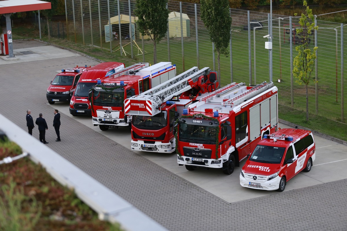 FW Celle: Freiwillige Feuerwehr Celle erhält sechs neue Fahrzeuge / Feierliche Übergabe durch den Oberbürgermeister