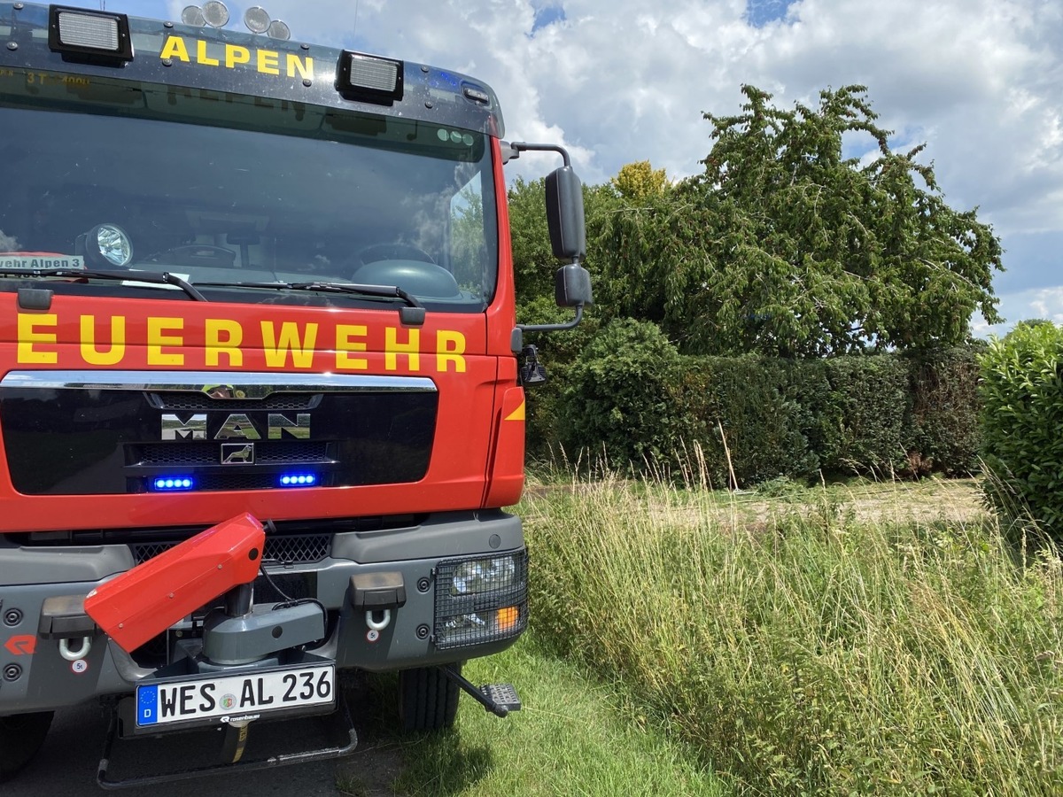 FW Alpen: Ladestation mit Tablets gerät in einer Grundschule in Brand