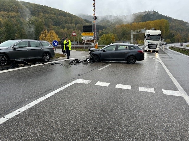 POL-PDLD: Bundesstraße 10 - Verkehrsunfall mit Totalschaden