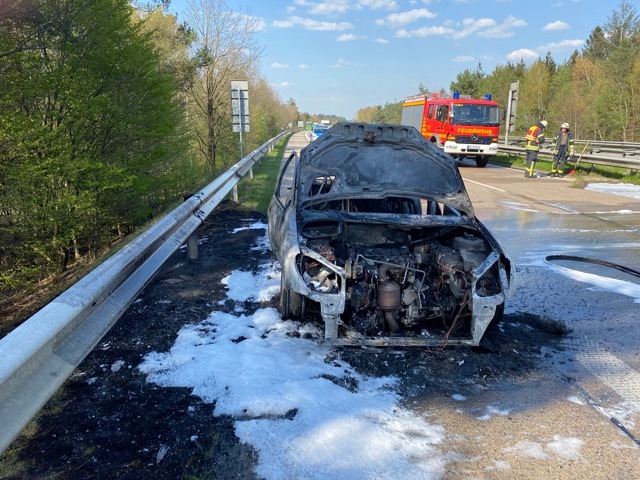 POL-DEL: Autobahnpolizei Ahlhorn: Fahrzeugbrand auf A 29 im Bereich der Gem. Großenkneten ++ mehrstündige Sperrung der Autobahn ++ aufwendige Reinigung