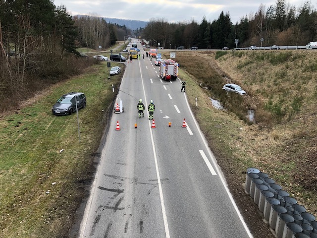 POL-PDKL: Drei verletzte Pkw-Insassen nach Vorfahrtsmissachtung