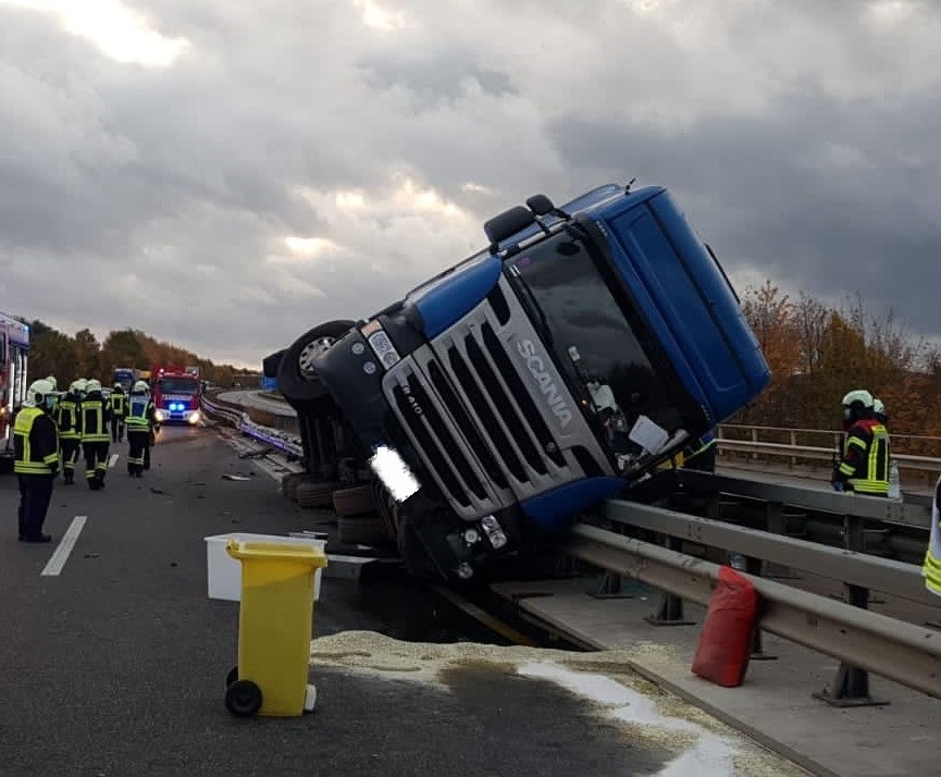 POL-VDMZ: Tanklastzug fällt auf Mittelleitplanke der A 63