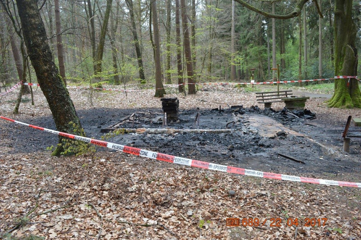 POL-NI: Holzhütte der Waldfreunde Nienstädt niedergebrannt