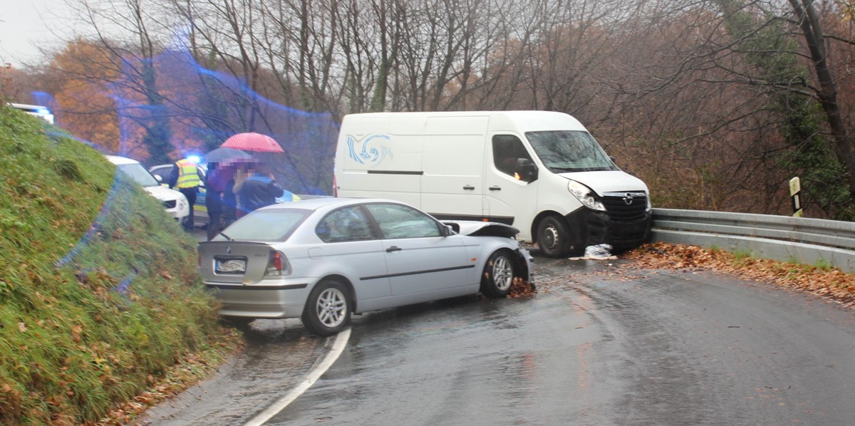 POL-RBK: Burscheid - Klein-Transporter rutscht aus der Kurve - zwei Verletzte