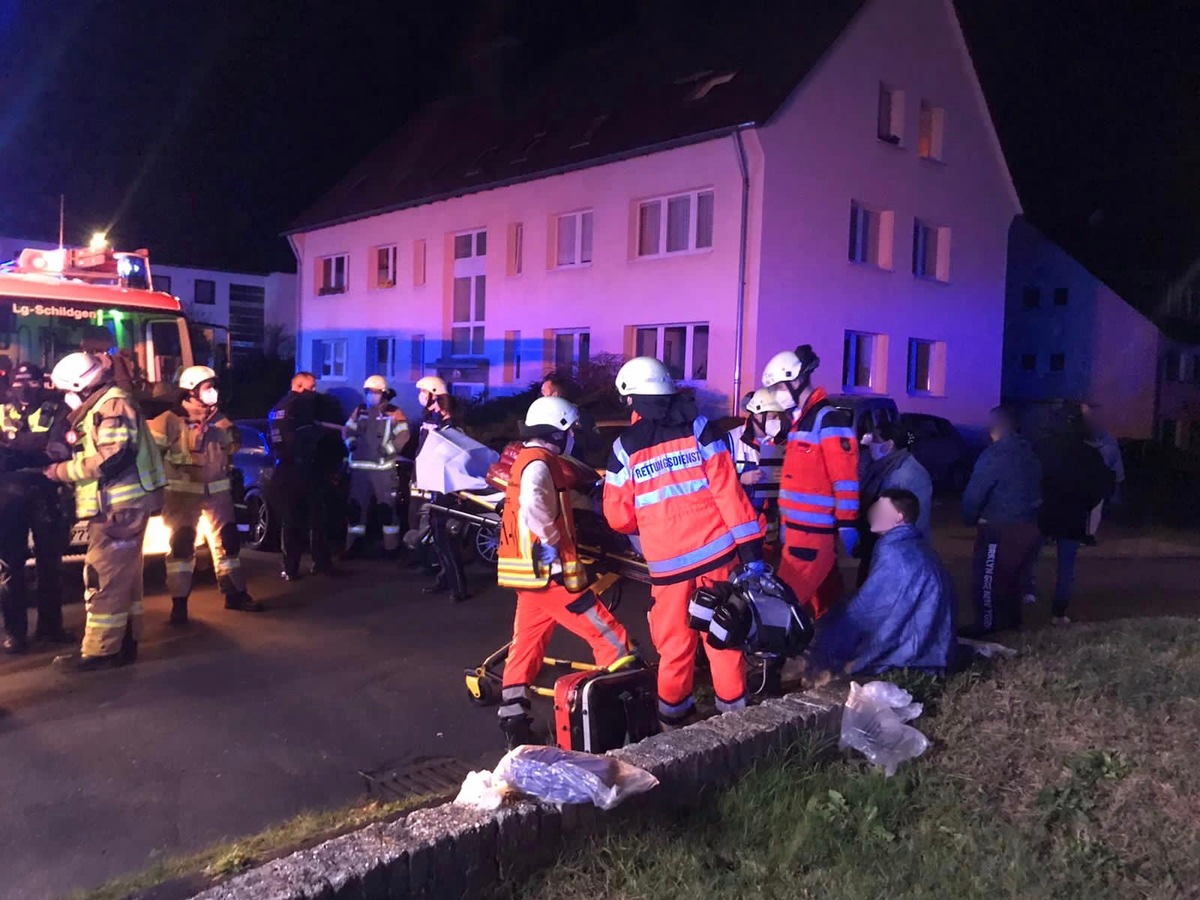 FW-GL: Kellerbrand in Mehrfamilienhaus im Stadtteil Schildgen von Bergisch Gladbach verläuft glimpflich