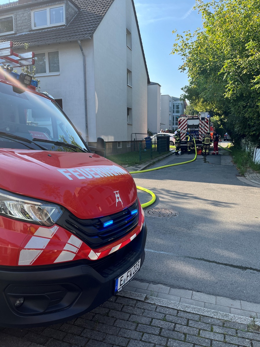 FW-E: Kellerbrand in einem Mehrfamilienhaus - Einsatzkräfte in kürzester Zeit vor Ort