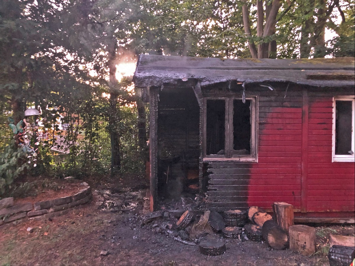 POL-ME: Holzhütte auf Schulgelände wurde durch Feuer zerstört - Heiligenhaus - 2208061