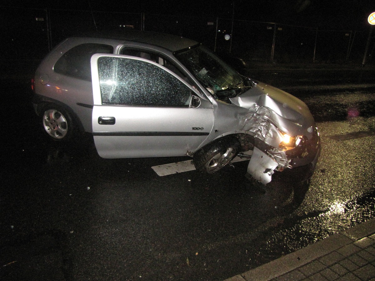 POL-ME: Betrunkener Autofahrer fährt gegen Baum - Heiligenhaus - 1812041