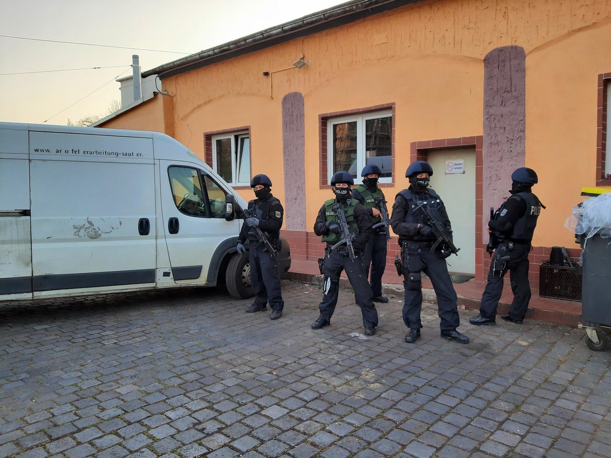 BPOLI L: Beihilfe zur unerlaubten Einreise bzw. zum unerlaubten Aufenthalt - Bundespolizei durchsucht Wohn- und Geschäftsräume in Leipzig und Halle (Saale).