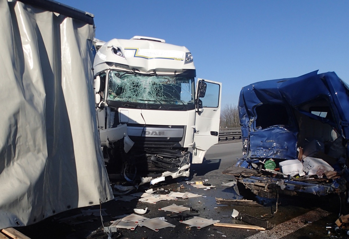 POL-VDMZ: Sattelzug prallt auf Transporter - A 61 wieder frei