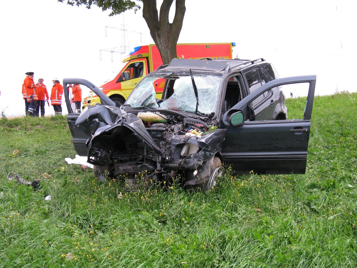 POL-HOL: Kreissstraße 40  - Glesse Rtg. Lichtenhagen: 51jähriger bei Verkehrsunfall getötet - Nach Kollision mit einbiegendem PKW gegen Baum geprallt -