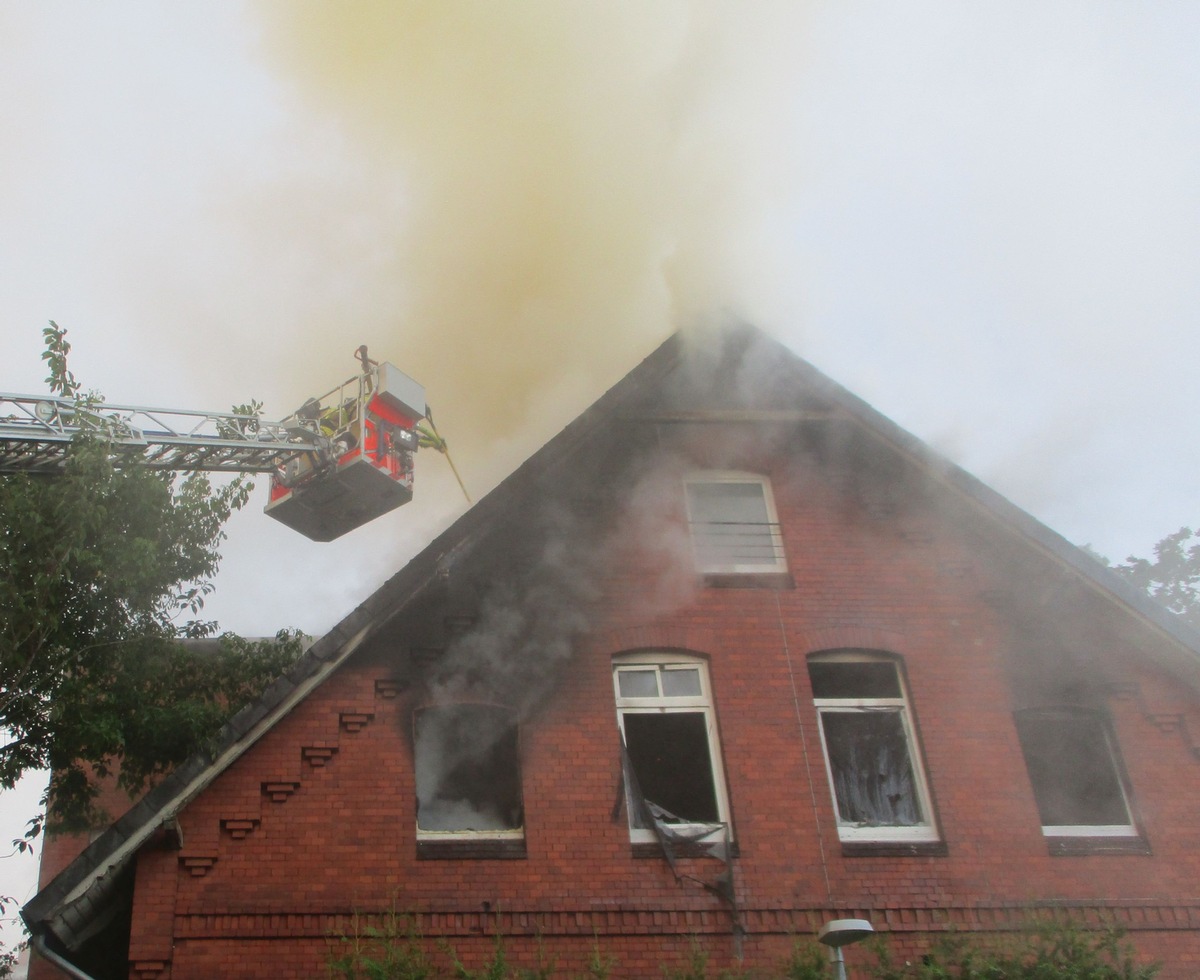 POL-STD: Küchenbrand in Stade breitet sich auf Dachgeschoß aus