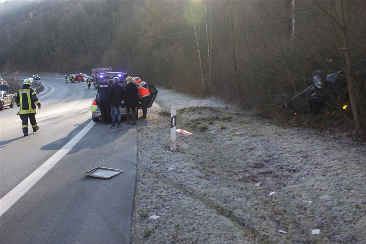 POL-HX: Verkehrsunfall auf glatter Fahrbahn, Fahrerin schwer verletzt