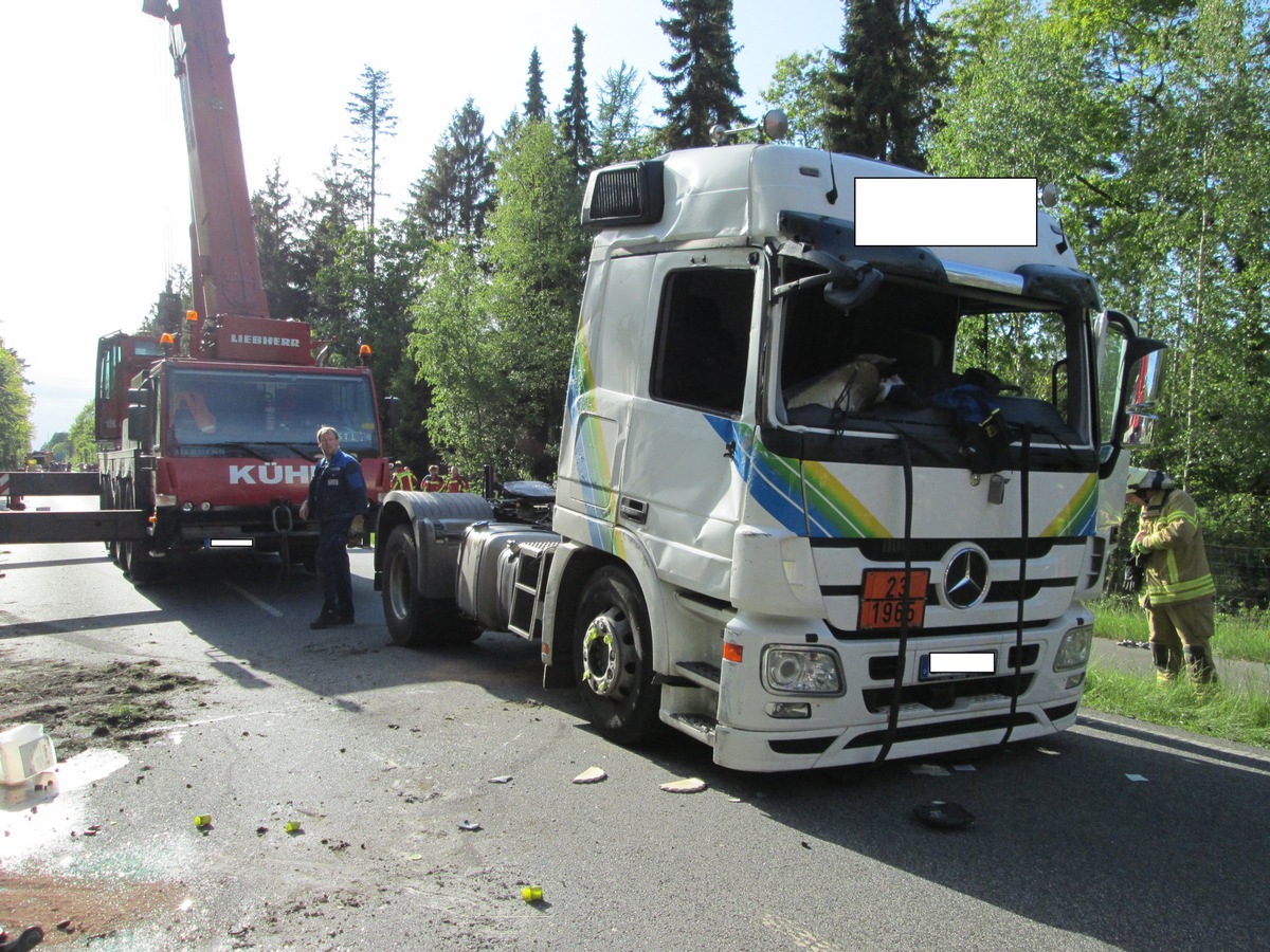 POL-SE: Bad Bramstedt - Segeberger Straße, B 206 / Gefahrguttransporter kippt auf die Fahrbahn