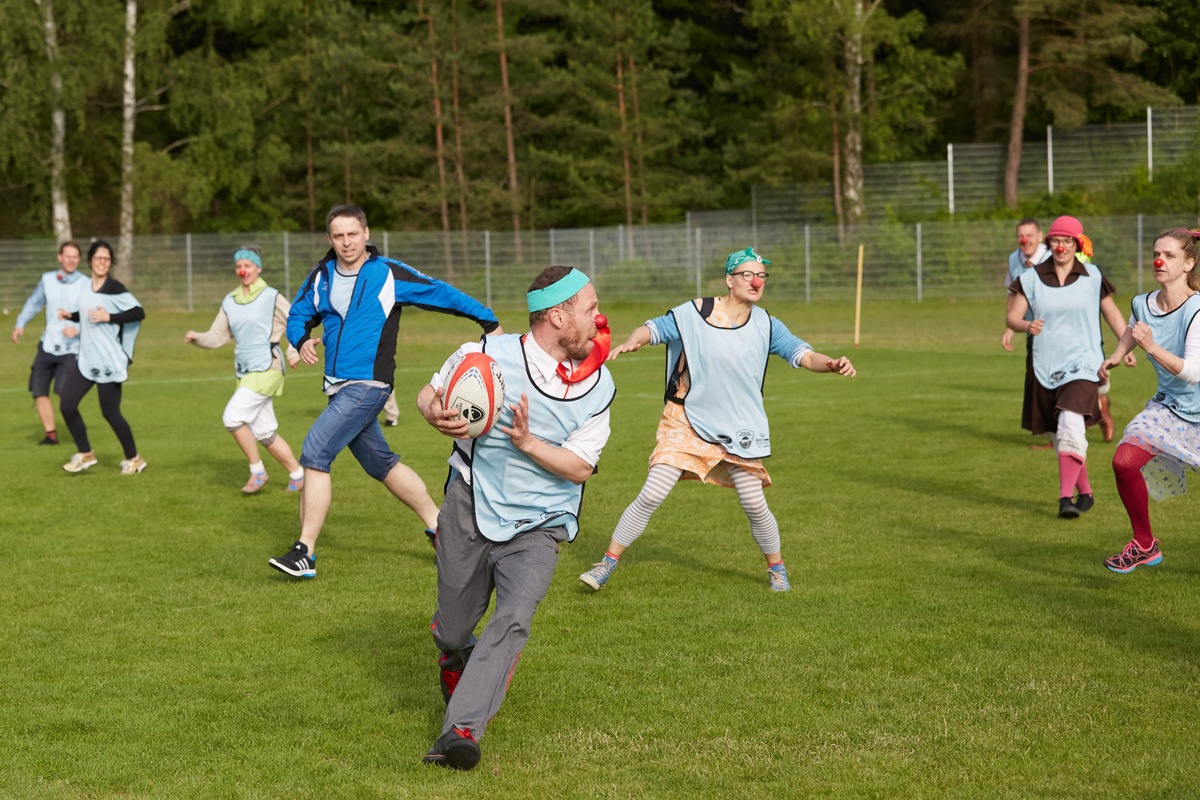 ROTE NASEN Clowns gelingt Weltrekordversuch während Clownrugby-Turnier