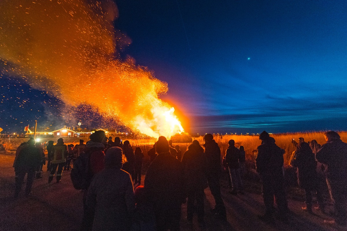 SPO leuchtet - Licht trifft Lyrik und Biikebrennen in St. Peter-Ording