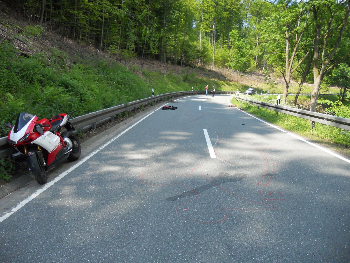 POL-HOL: Wieder Landesstraße 549 - Neuhaus Rtg. Boffzen: 42jähriger Kradfahrer bei Verkehrsunfall getötet - In Linkskurve nach rechts gegen die Schutzplanke geschleudert -