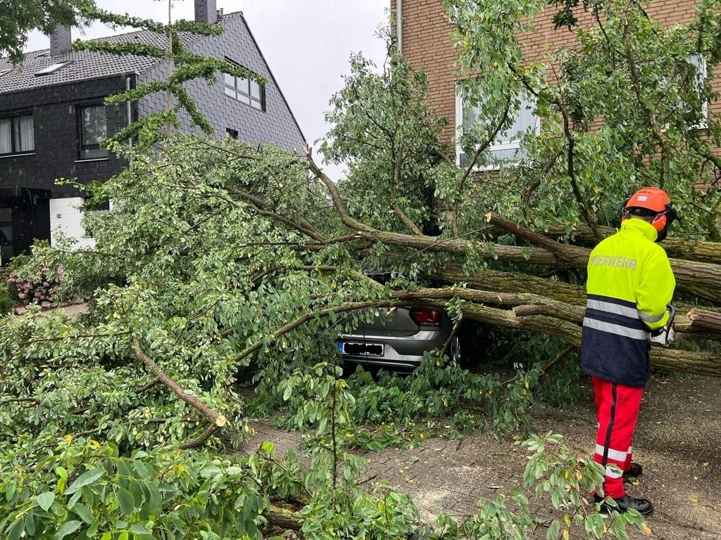 FW Ratingen: Tiefdruckgebiet UNAI hinterlässt nur wenige Schäden in Ratingen