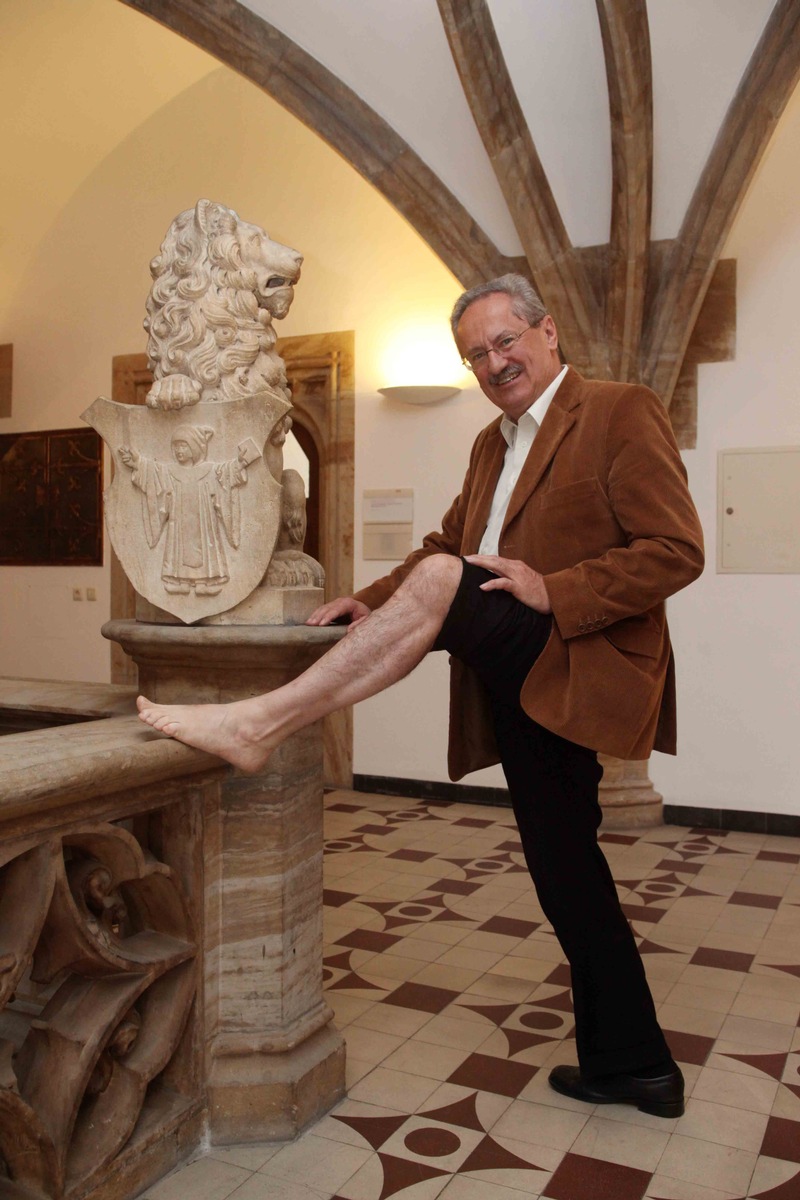 Bein zeigen vor dem Münchner Rathaus  Aktion am UN-Landminentag 4. April mit Doris Dörrie,  Hep Monatzeder, Minenräumung und einer riesigen Hose (BILD)