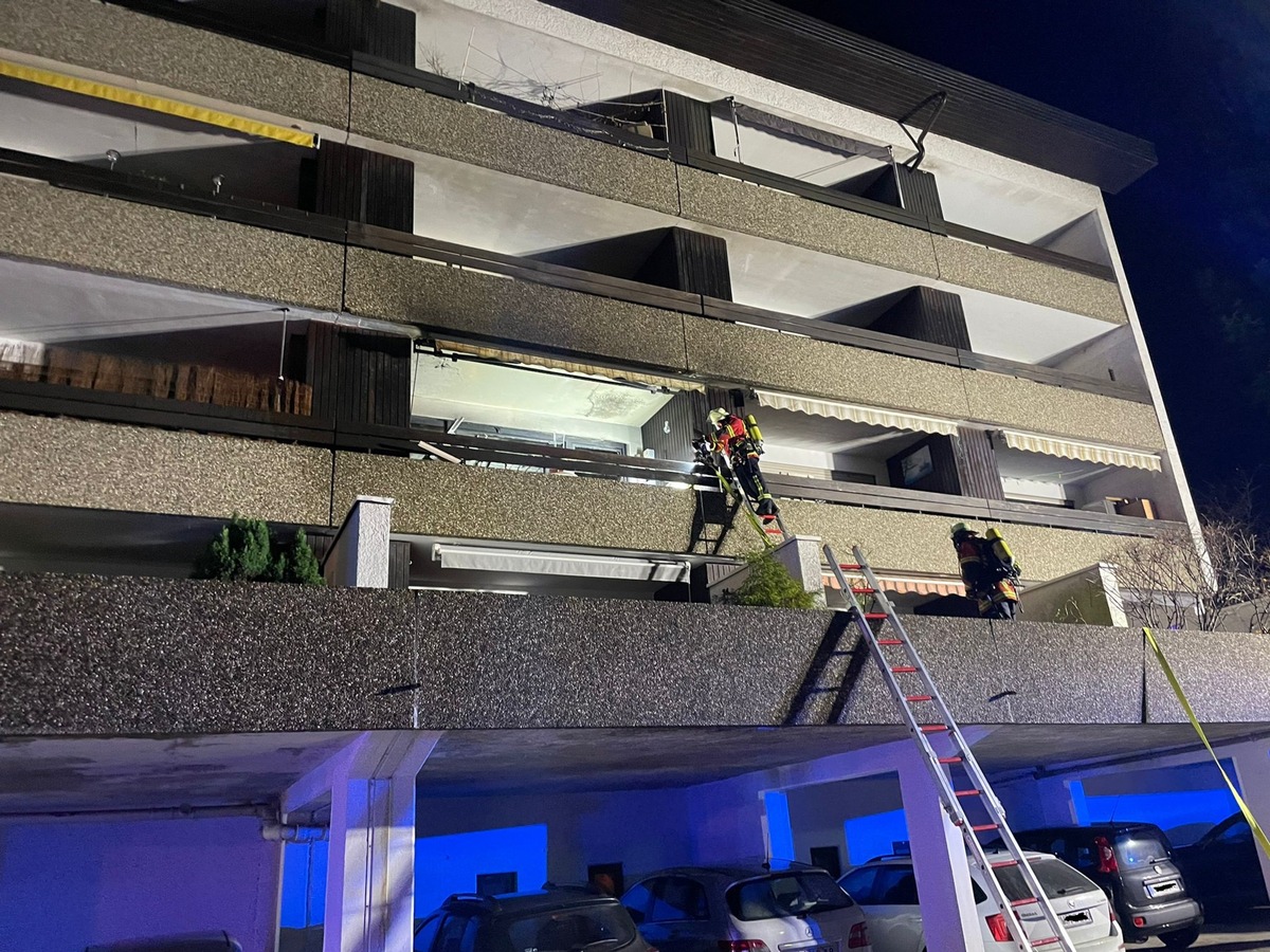 KFV-CW: Feuerwehr hat Wohnungsbrand im Mehrfamilienhaus schnell unter Kontrolle