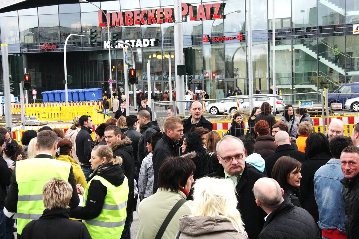 FW-E: Einkaufszentrum Limbecker Platz übt den Ernstfall, Center komplett geräumt