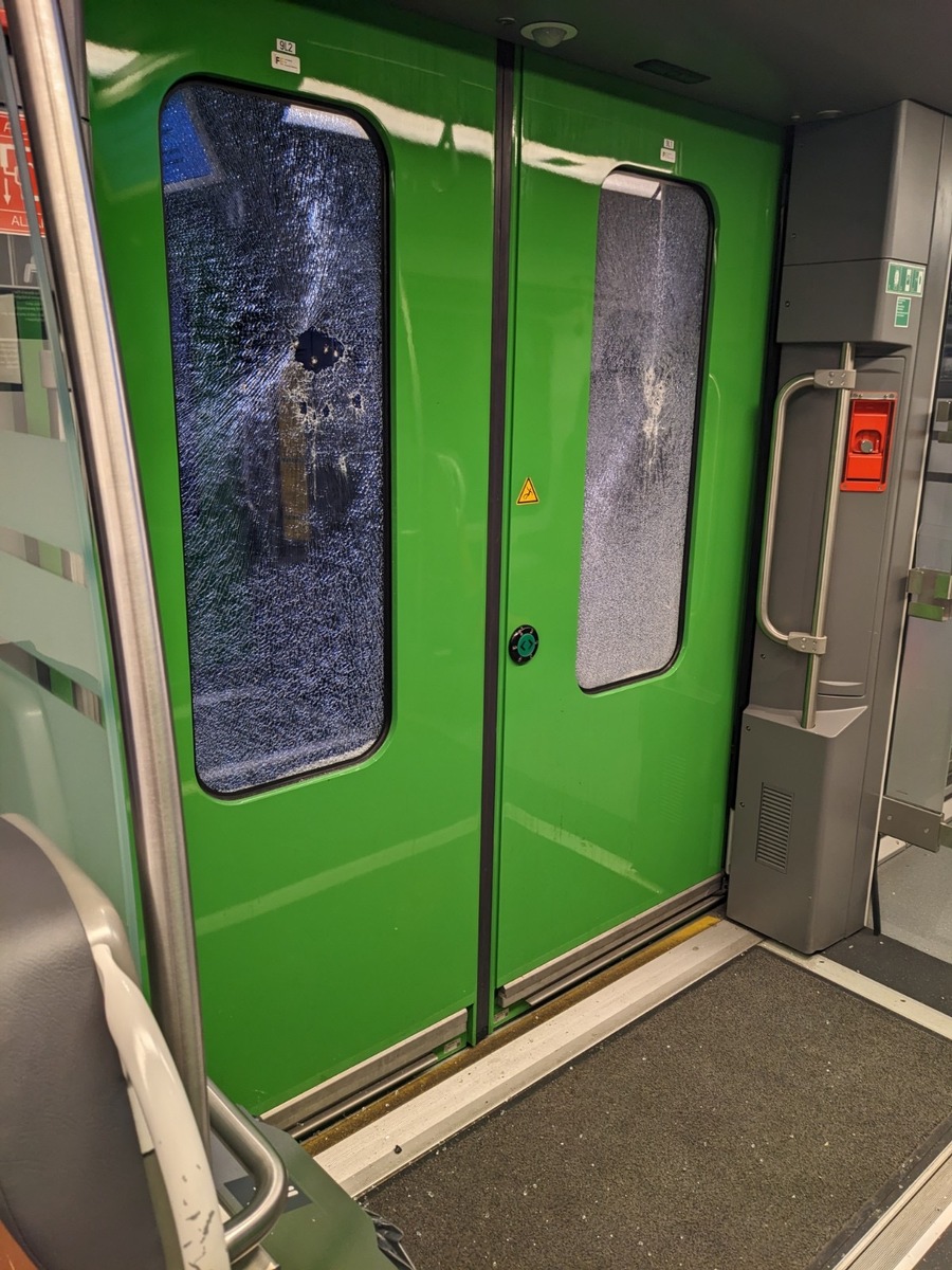 BPOL NRW: 38-Jähriger randaliert mit Notfallhammer in der S-Bahn - Bundespolizei greift ein +++Foto+++