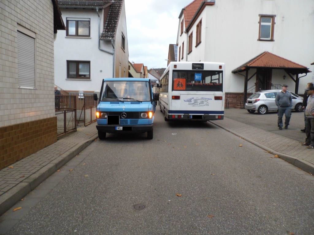 POL-PPWP: Unfall am Schulbus