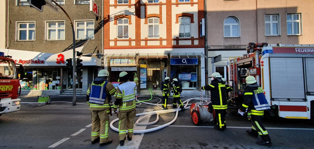 FW-RE: Kellerbrand - keine Verletzten - Feuerwehr rettet Tiere über Drehleiter