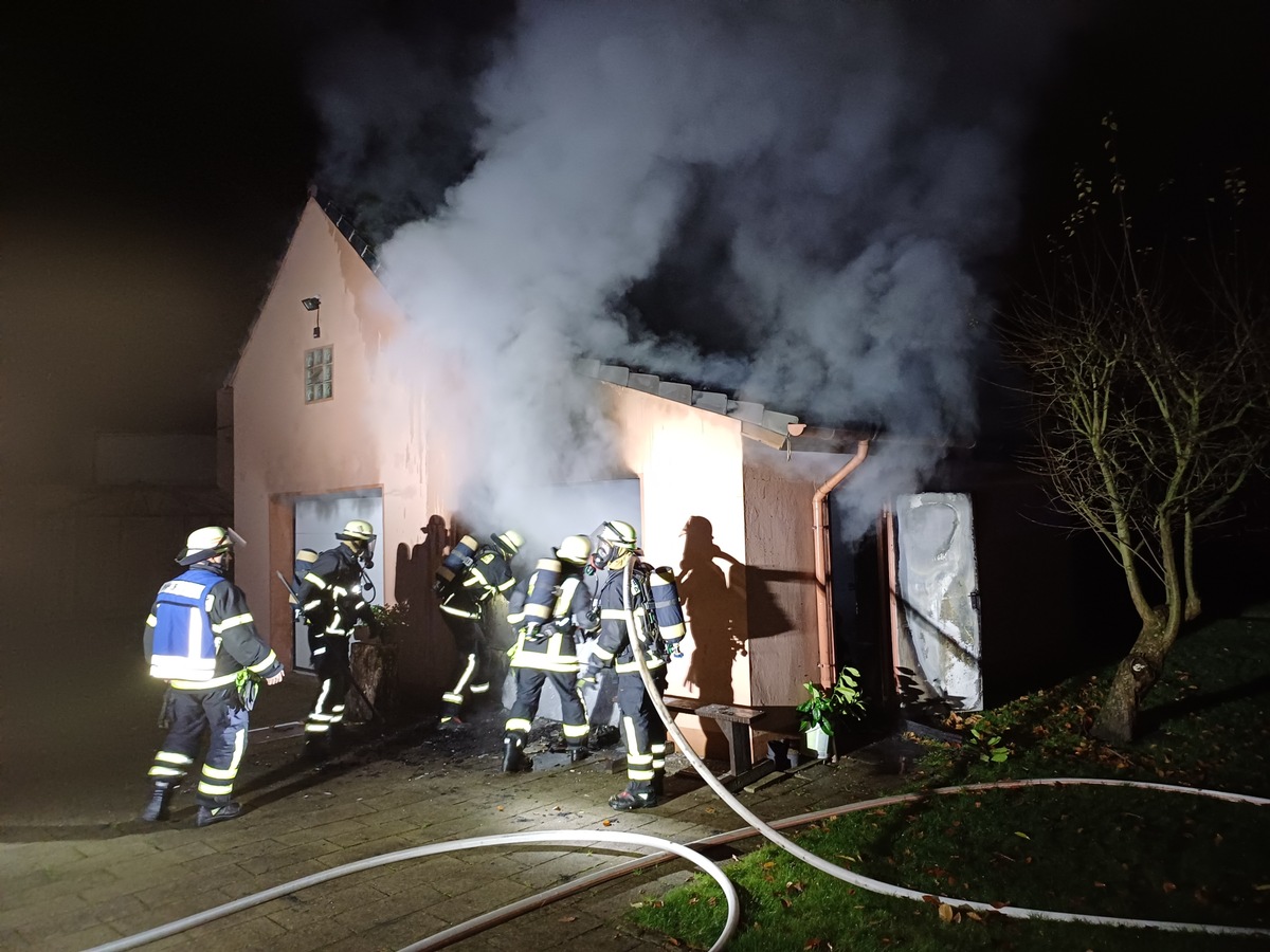 FW-DO: Garagenbrand in Dortmund-Mengede