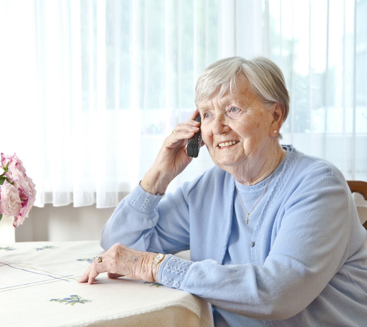 Einsamkeit an Weihnachten: Telefonbesuchsdienst der Malteser oft einziger Draht nach außen/Der Malteser Telefonbesuchsdienst boomt und hat sich im Corona-Jahr sogar verdreifacht - neues Projekt hilft