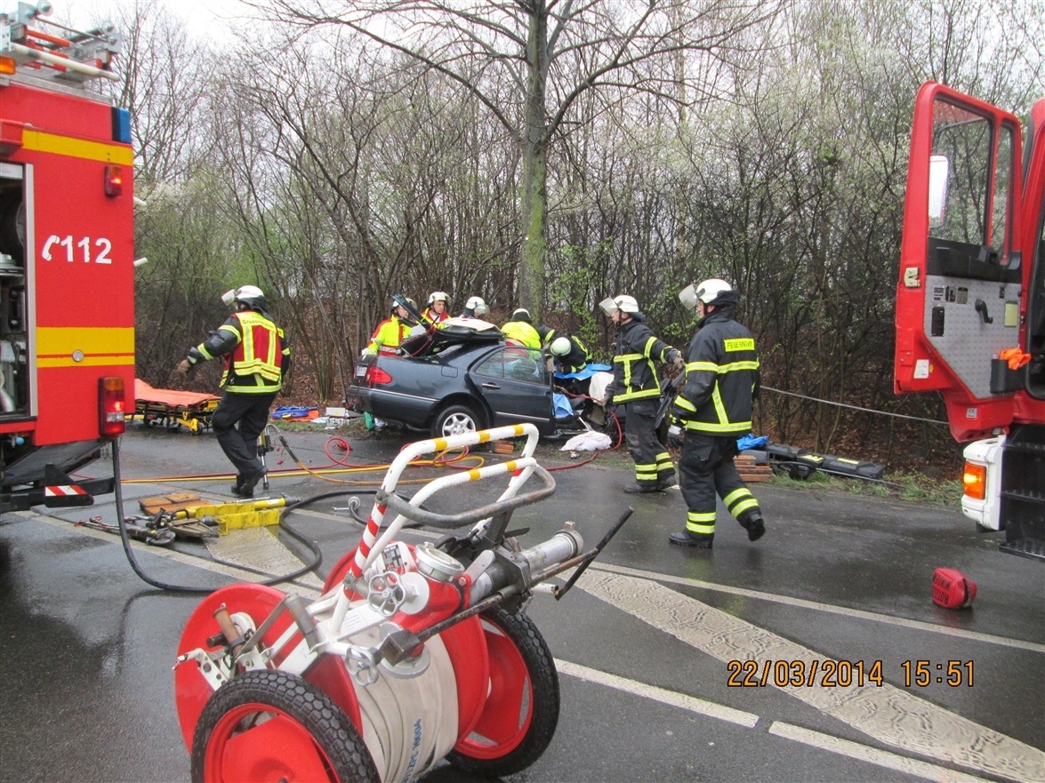 POL-REK: PKW prallt gegen Baum: Ein Mann schwerverletzt - Hürth